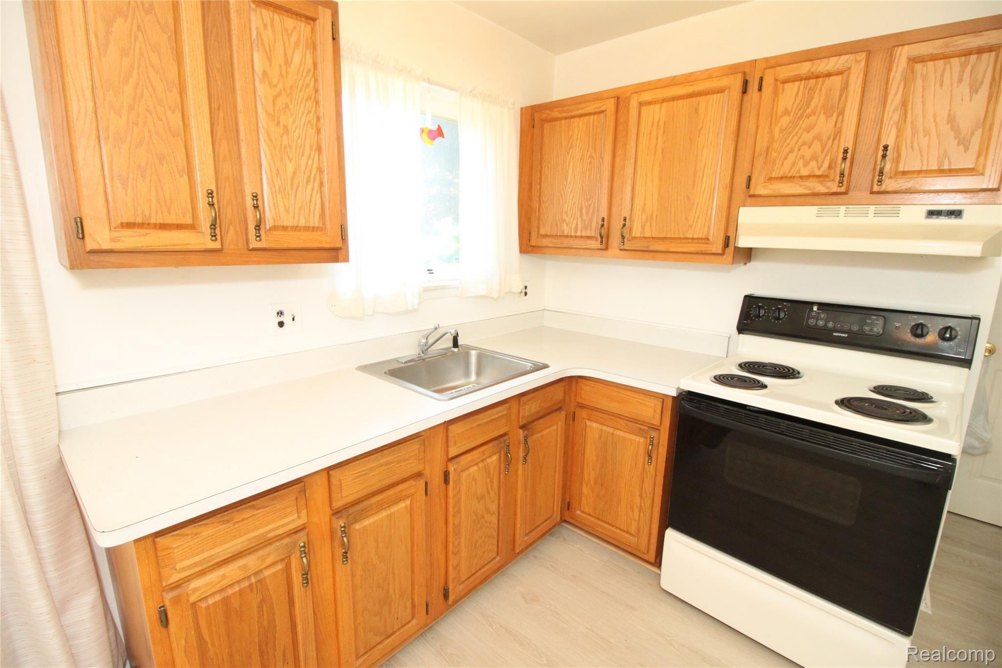 17994 Martin Road Roseville, MI 48066 - Photo 13 of 27 IMG_9768.JPG