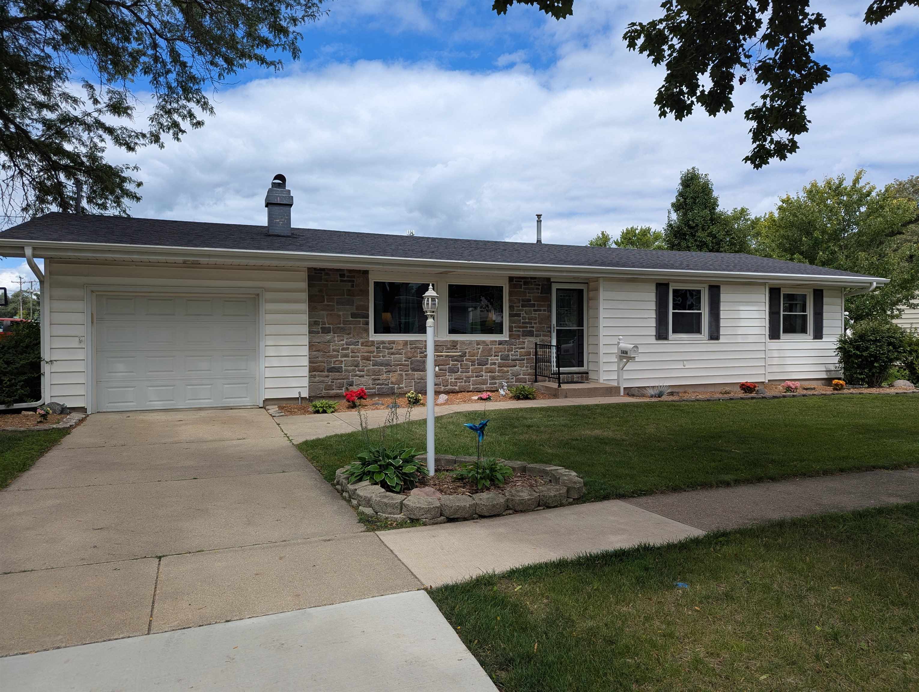 1636 North Ridge Drive Freeport, IL 61032 - Photo 1 of 27 Gallery Image 1