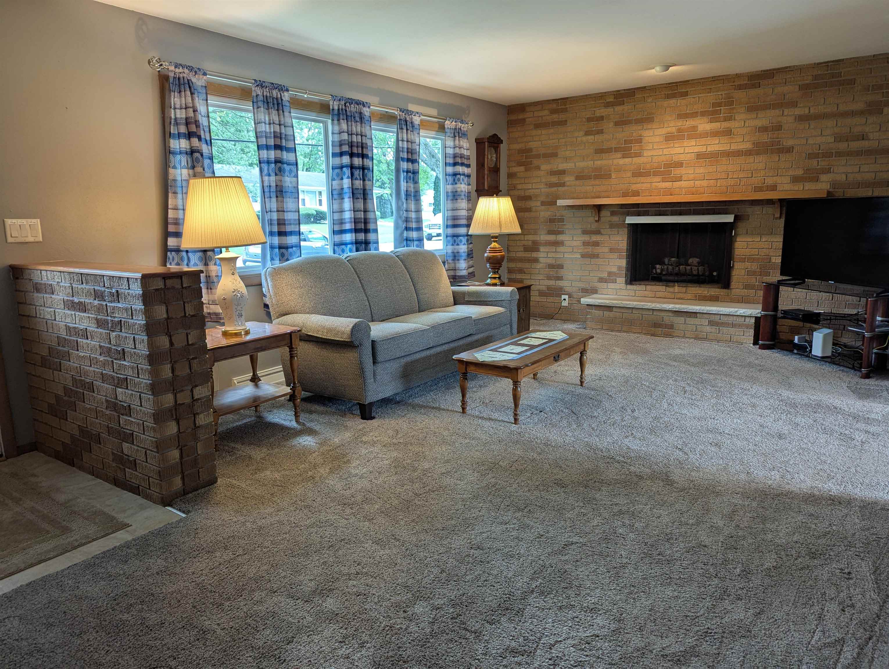 1636 North Ridge Drive Freeport, IL 61032 - Photo 2 of 27 Gallery Image 2