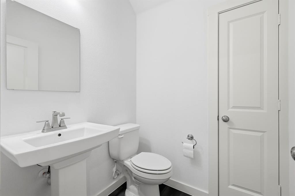 531 Cobblestone Lane Irving, TX 75039 - Photo 12 of 39 a bathroom with a sink toilet and a mirror