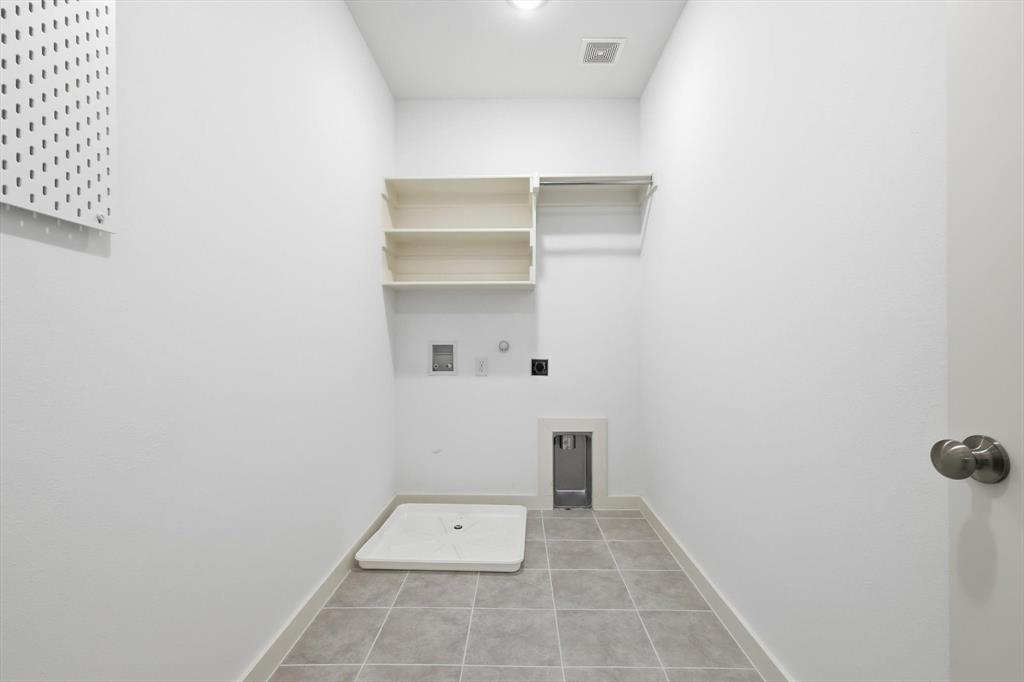 531 Cobblestone Lane Irving, TX 75039 - Photo 14 of 39 a view of an empty room