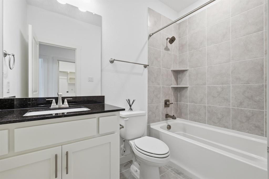 531 Cobblestone Lane Irving, TX 75039 - Photo 26 of 39 a bathroom with a granite countertop sink a toilet and bathtub