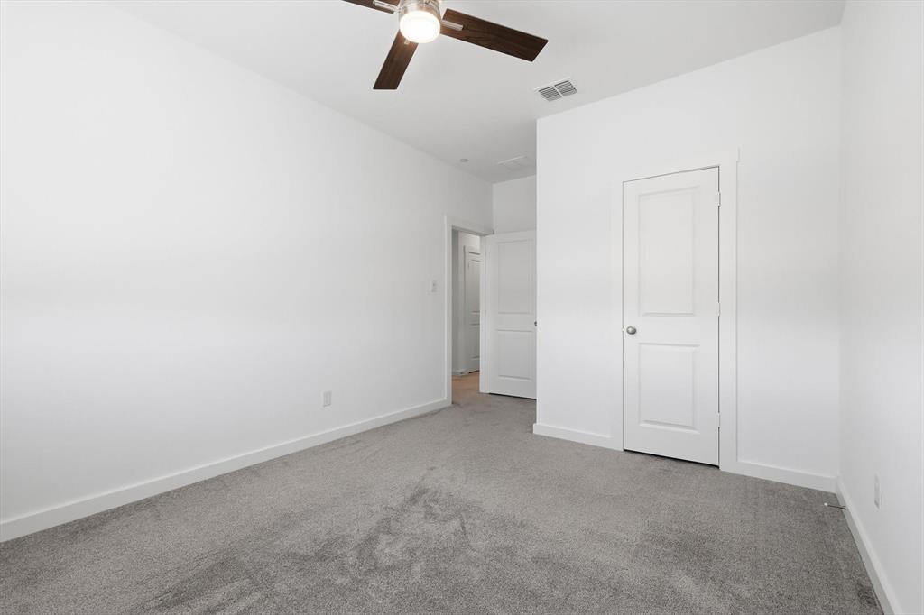 531 Cobblestone Lane Irving, TX 75039 - Photo 32 of 39 an empty room with a ceiling fan and window