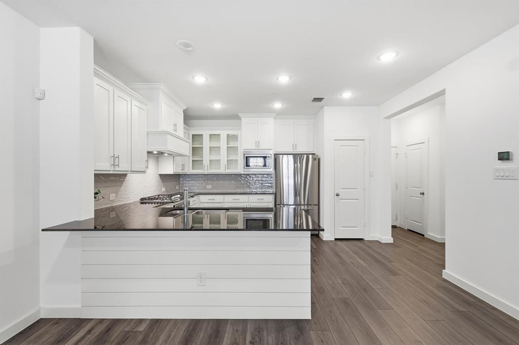 531 Cobblestone Lane Irving, TX 75039 - Photo 8 of 39 a living room with stainless steel appliances kitchen island granite countertop wooden floor and view living room