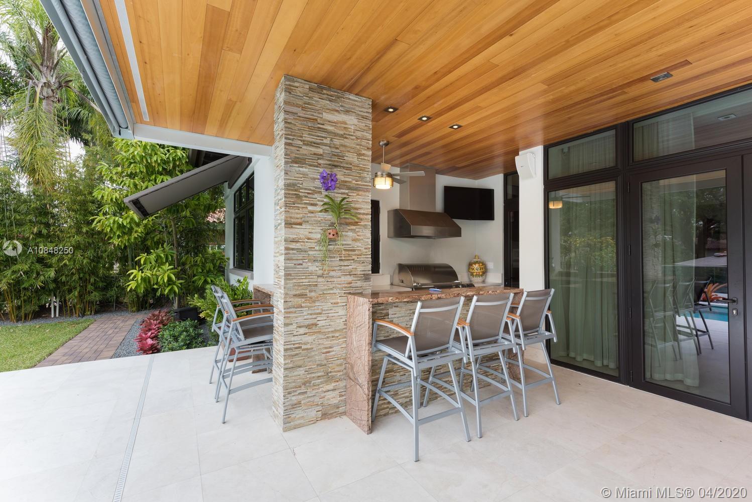 810 Jeronimo Drive Coral Gables, FL 33146 - Photo 25 of 32 a dining room with furniture and a potted plant