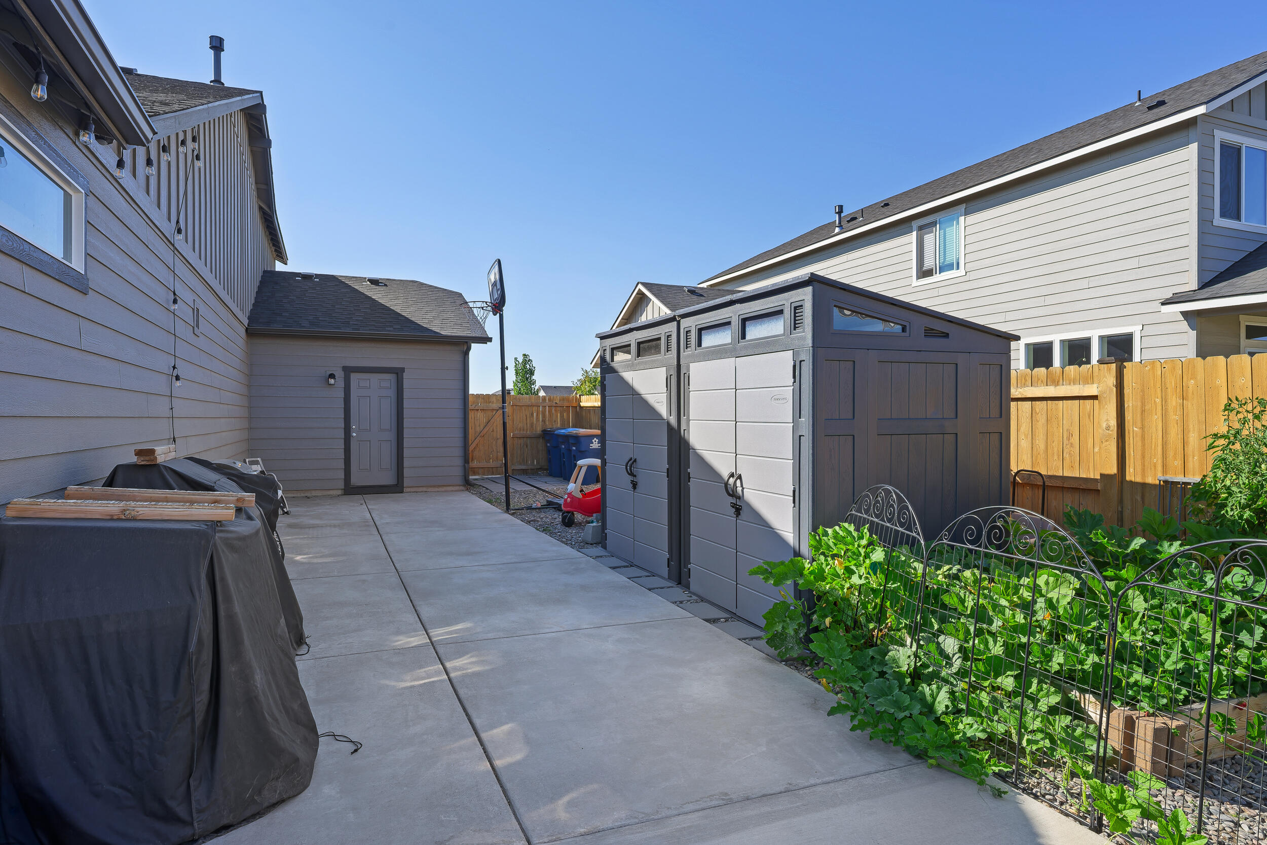 3370 Northwest 15th Street Redmond, OR 97756 - Photo 23 of 27 a view of a back yard of the house