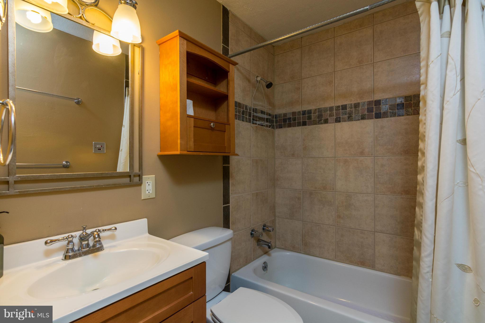 1621 Bay Ridge Road Edgewater, MD 21037 - Photo 12 of 20 Hall Bath
