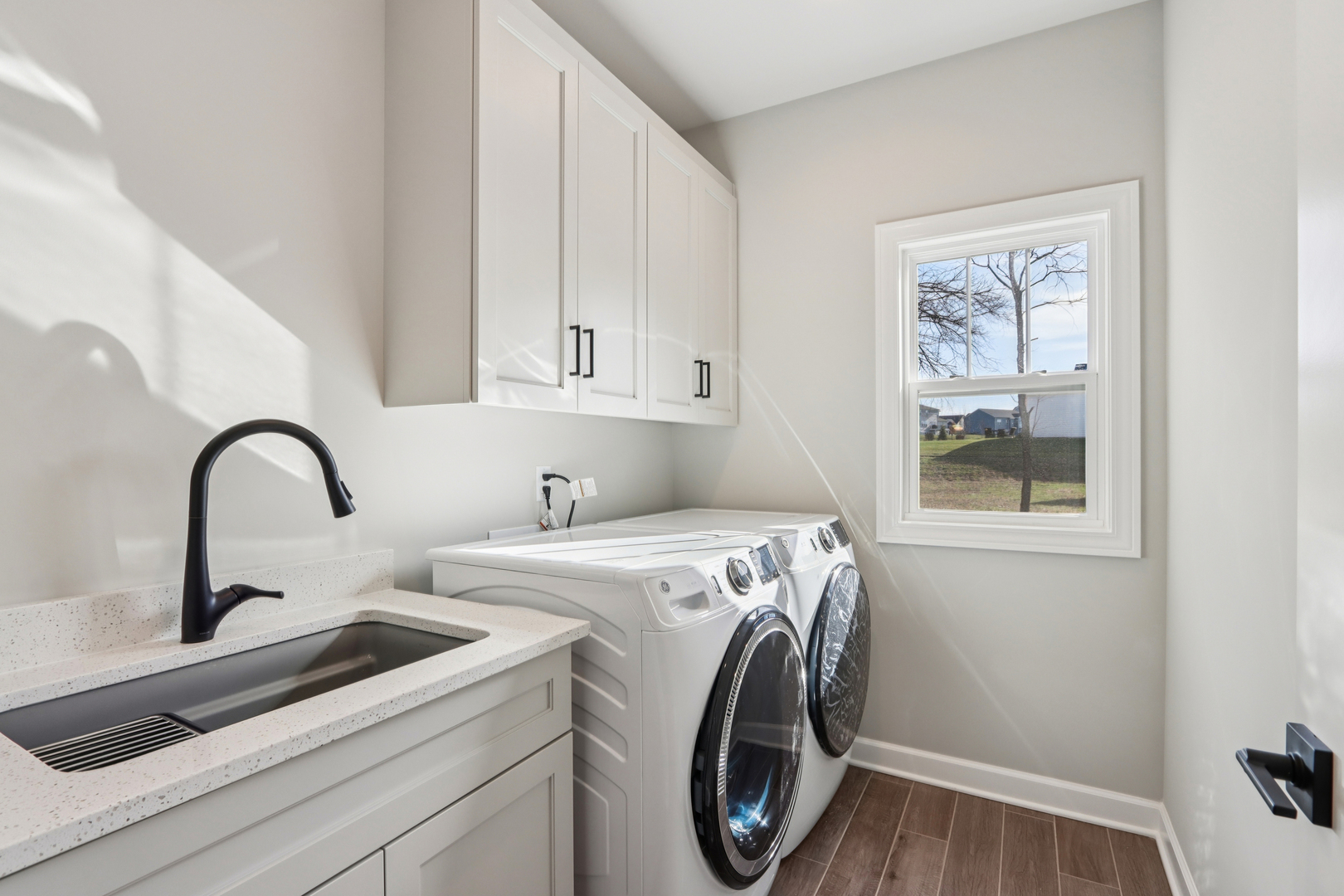 39-w910 Catlin Square Geneva, IL 60134 - Photo 9 of 18 a view of washer and dryer with kitchen in the background