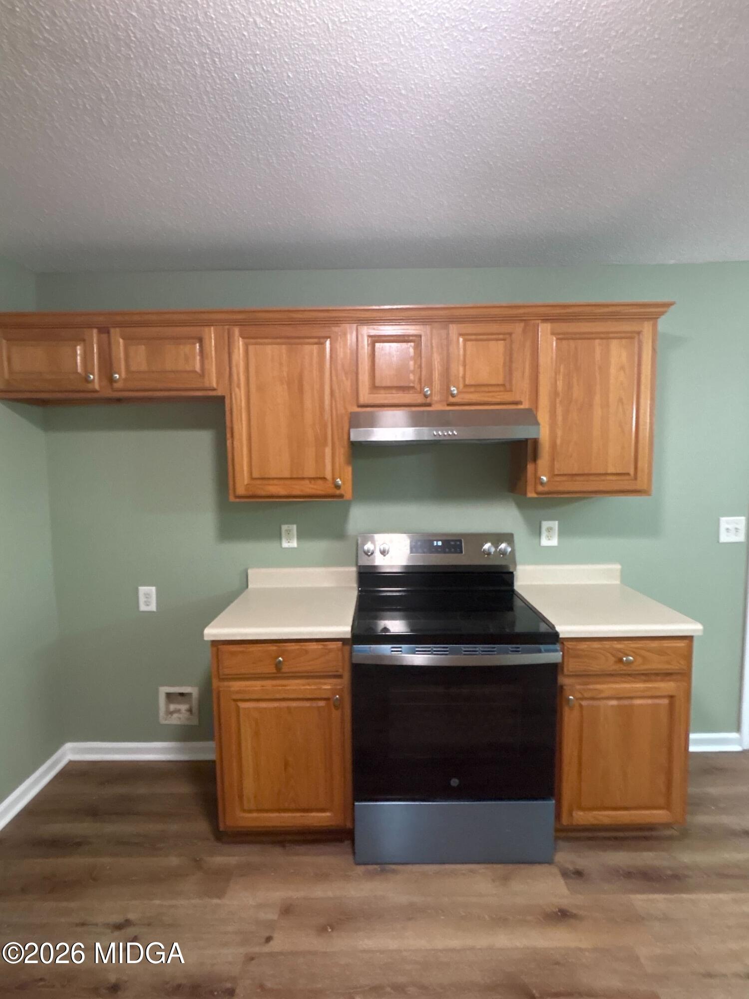 404 Dunmurry Place Warner Robins, GA 31093 - Photo 4 of 18 a kitchen with granite countertop a stove and a cabinets
