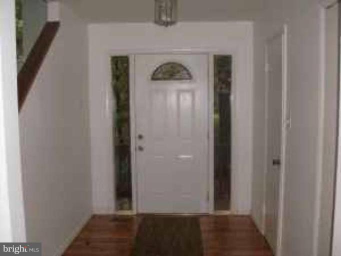 2052 Swans Neck Way Reston, VA 20191 - Photo 3 of 14 Entrance / Foyer
