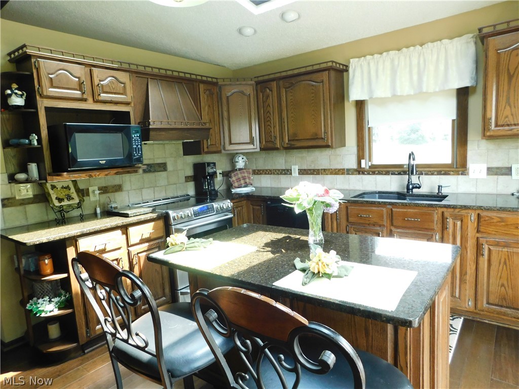 5575 South Arlington Road Clinton, OH 44216 - Photo 9 of 35 Bright and sunny kitchen !