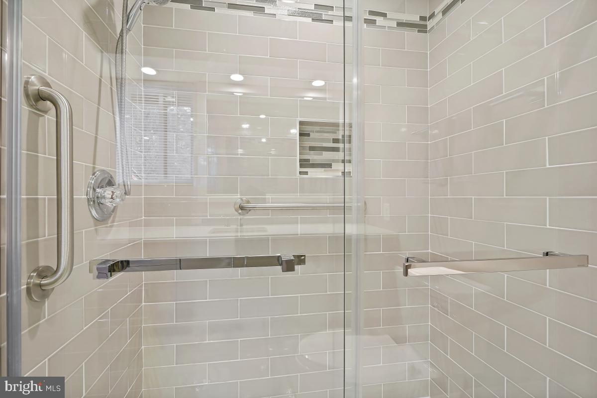 2181 Cabots Point Lane Reston, VA 20191 - Photo 34 of 45 Updated full bathroom