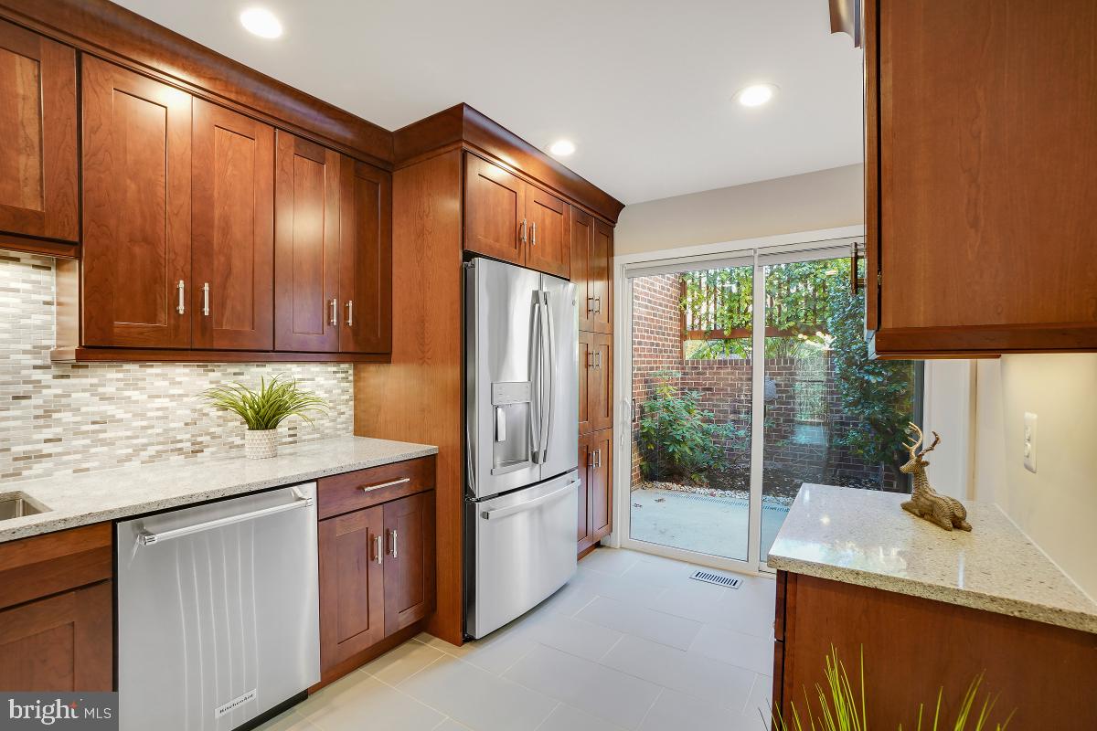 2181 Cabots Point Lane Reston, VA 20191 - Photo 9 of 45 Stunning kitchen!