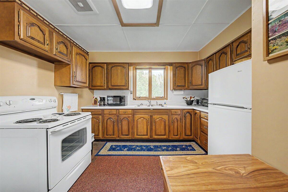 S2795 Natwick Road Westby, WI 54667 - Photo 6 of 29 Kitchen