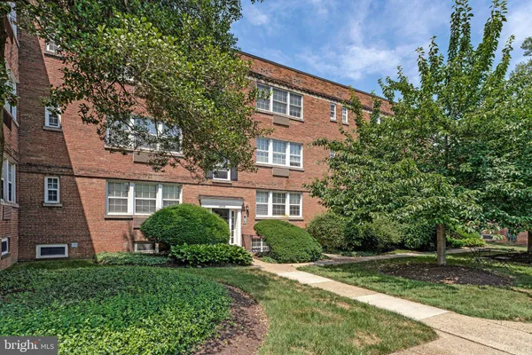 $1,995 | 1808 West Abingdon Drive, Unit 301, Alexandria, VA 22314