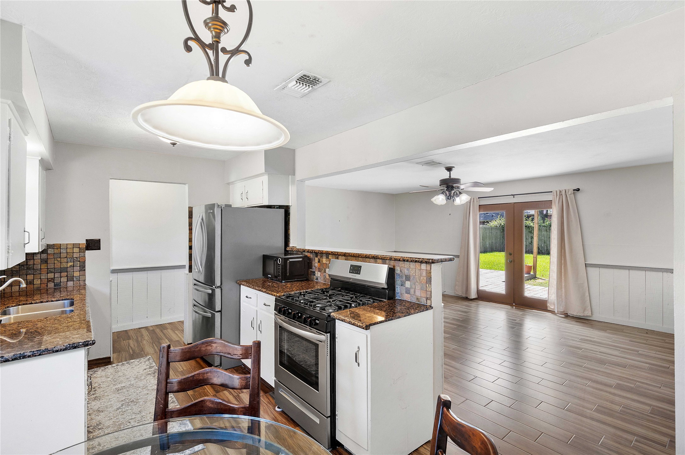 326 Broad Ripple Drive Houston, TX 77336 - Photo 13 of 39 Gallery Image 13