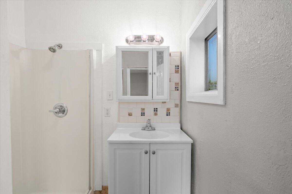 202 Pleasant View Talent, OR 97540 - Photo 28 of 65 Primbath
