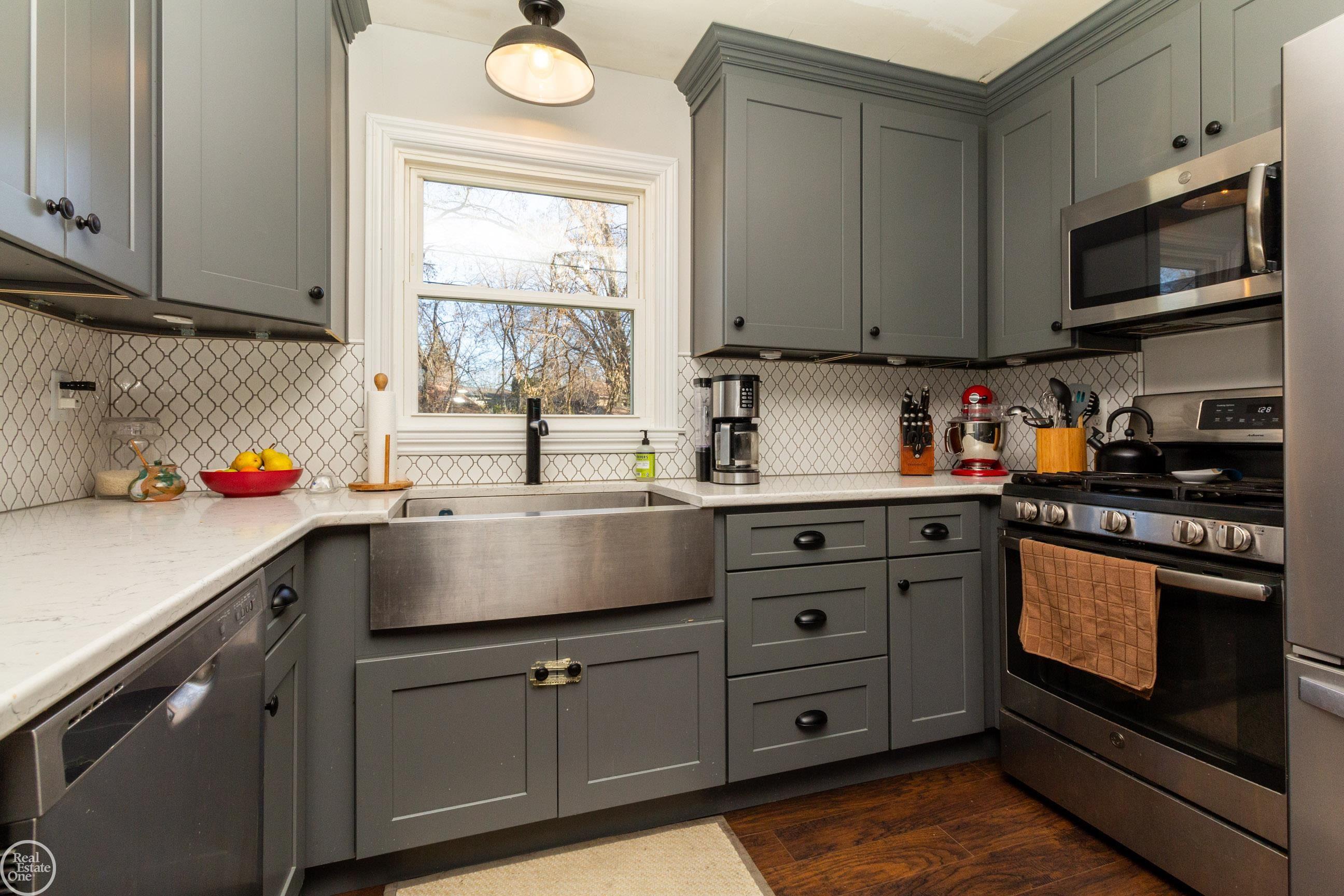 50710 Cedargrove Road Utica, MI 48317 - Photo 11 of 34 SS Farm Sink w Quartz Cou