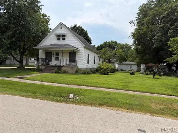 $90,000 | 526 Sanford Avenue, Nokomis, IL 62075