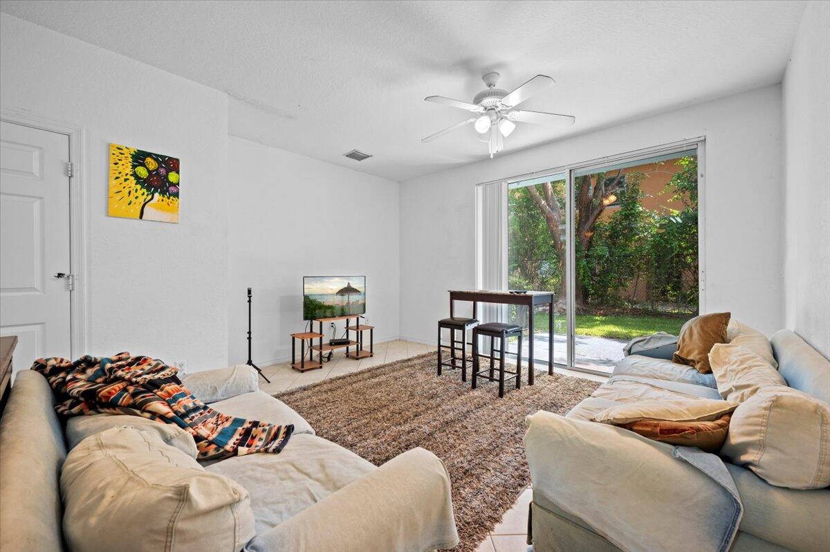 1905 Hibiscus Lane Riviera Beach, FL 33404 - Photo 11 of 26 25-LUX1117.jpg1