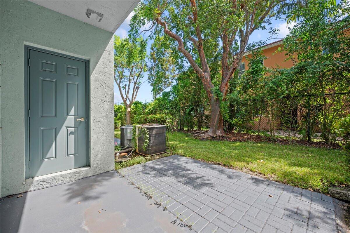 1905 Hibiscus Lane Riviera Beach, FL 33404 - Photo 10 of 26 16-LUX1052