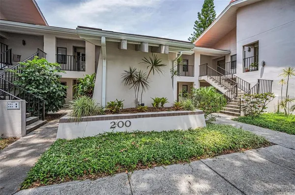 $2,300 | 300 South Florida Avenue, Unit 200J, Tarpon Springs, FL 34689