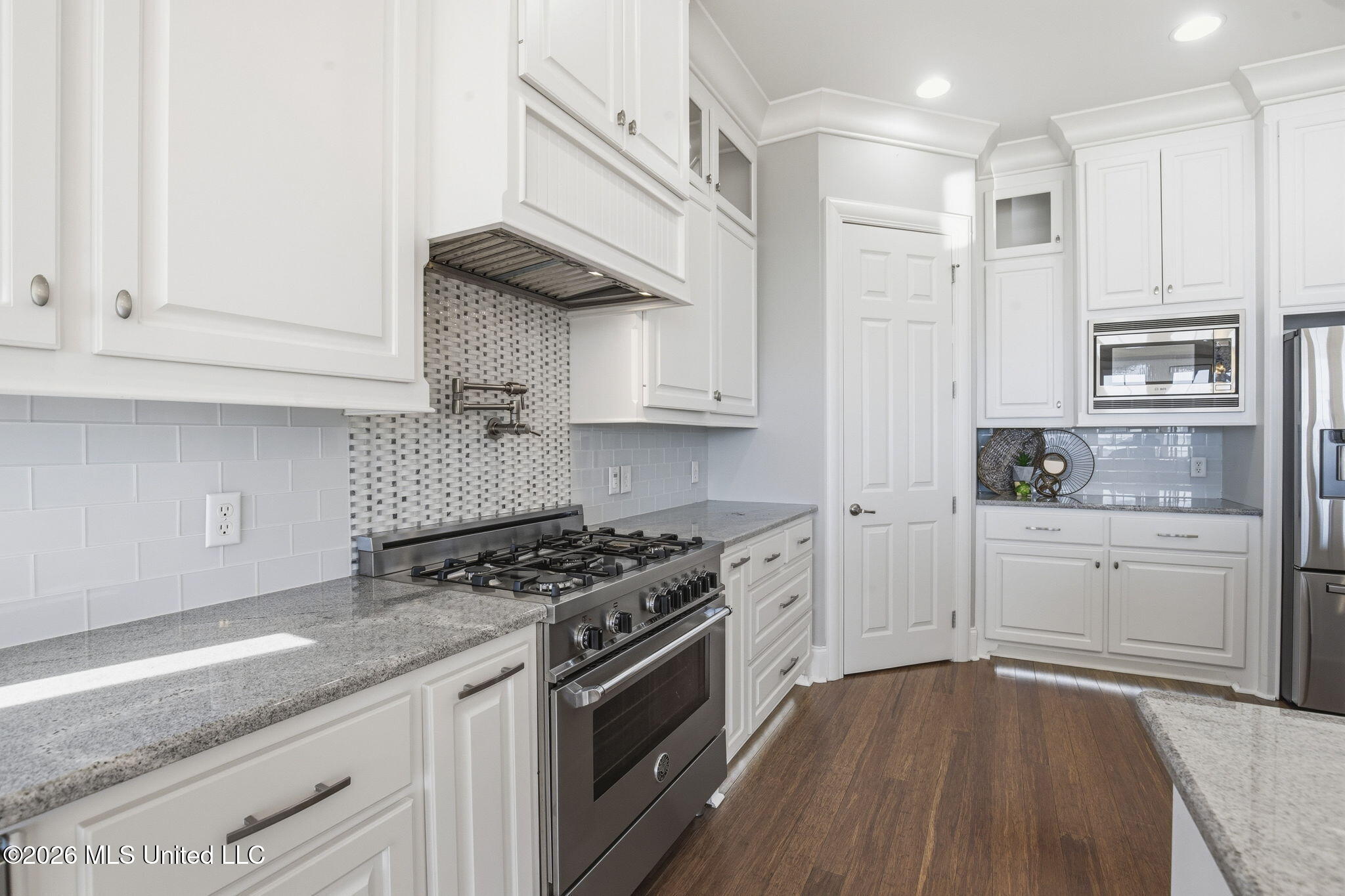 504 Port Arbor Brandon, MS 39047 - Photo 15 of 103 Gas Range and Vent A Hood