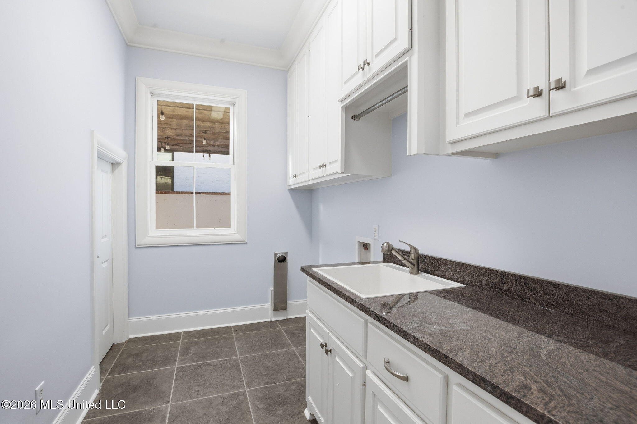504 Port Arbor Brandon, MS 39047 - Photo 71 of 103 Laundry with Sink