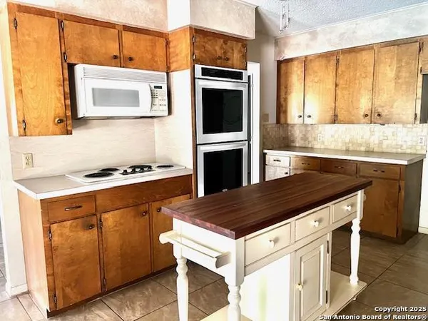 $368,750 | 40 Encino Loma, Beeville, TX 78102