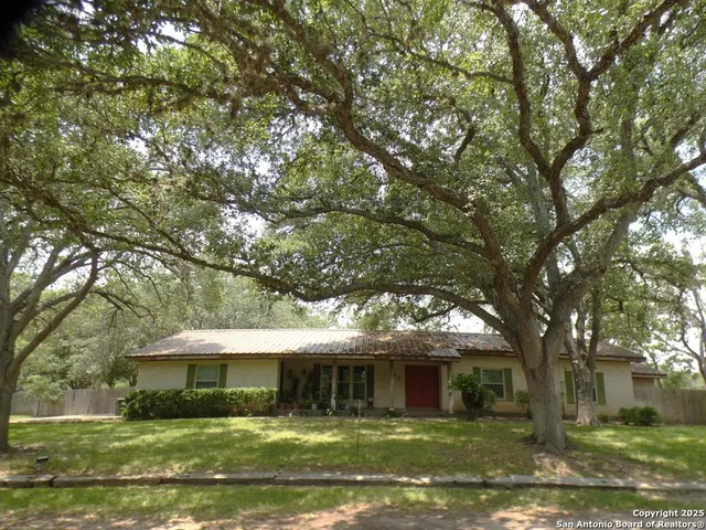 $368,750 | 40 Encino Loma, Beeville, TX 78102