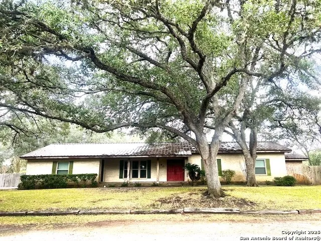 $368,750 | 40 Encino Loma, Beeville, TX 78102