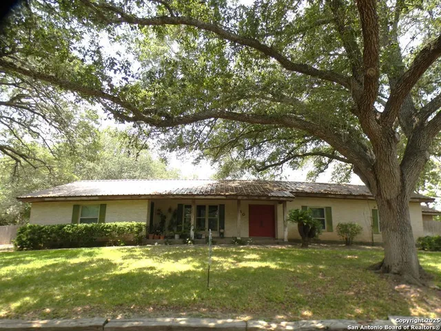 $368,750 | 40 Encino Loma, Beeville, TX 78102