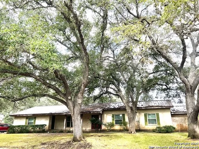$368,750 | 40 Encino Loma, Beeville, TX 78102
