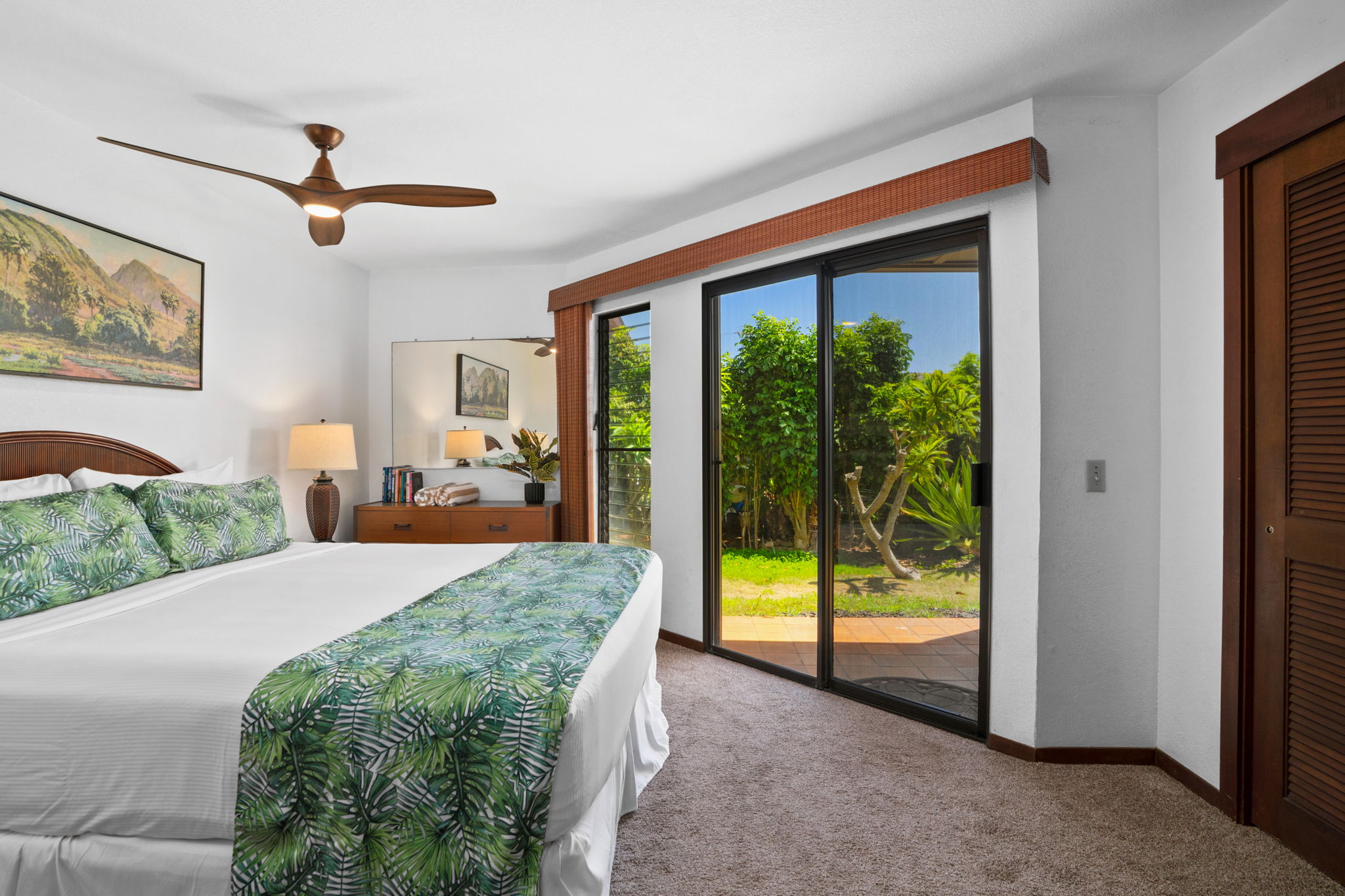 1870 Hoone Road, Unit 511 Koloa, HI 96756 - Photo 5 of 26 a living room with a large window