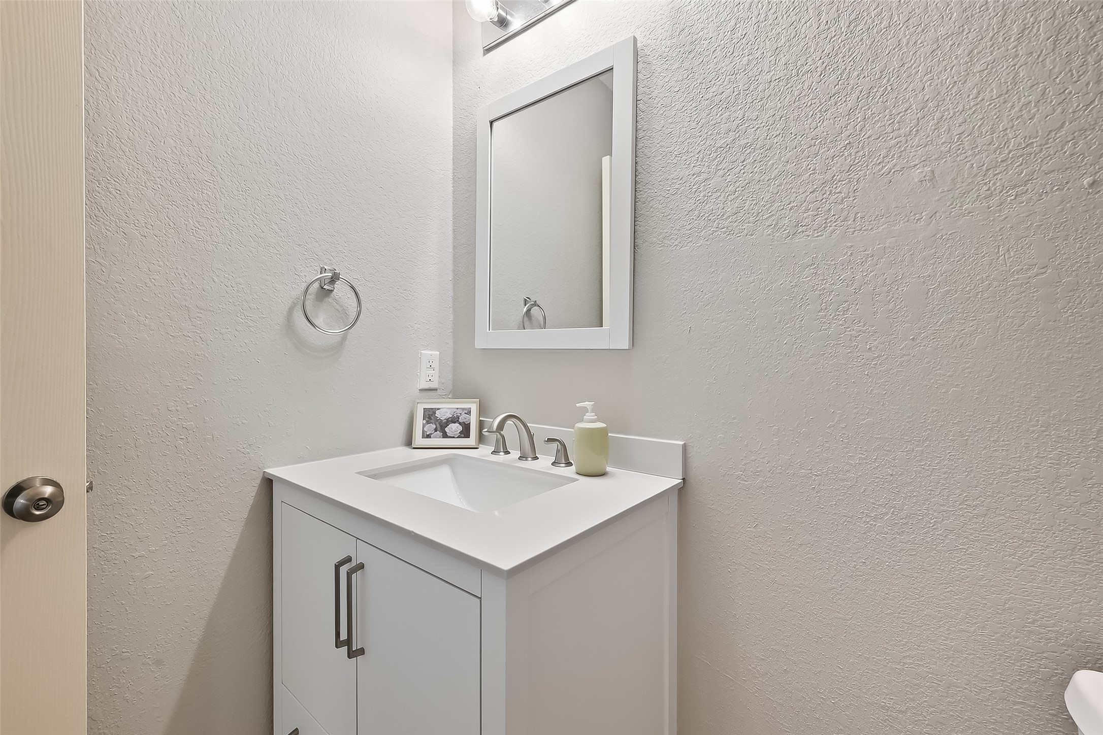 3019 Clearview Circle Houston, TX 77025 - Photo 33 of 42 a bathroom with a sink and a mirror