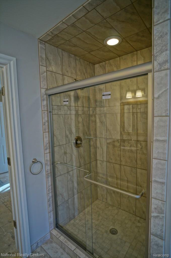 305 South Castell Avenue Rochester, MI 48307 - Photo 18 of 19 MasterShower.jpg