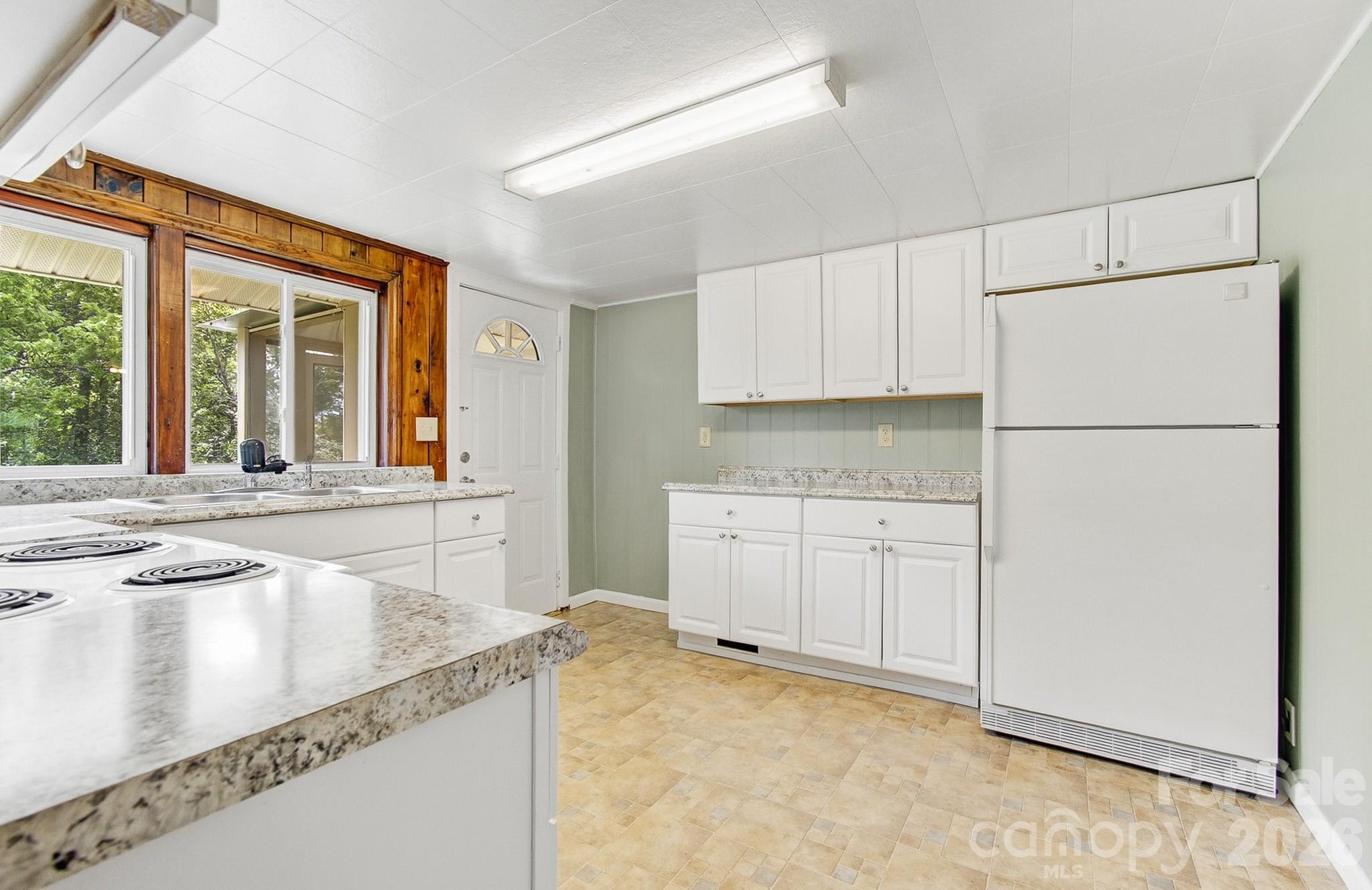 438 Loop Road Hendersonville, NC 28792 - Photo 14 of 40