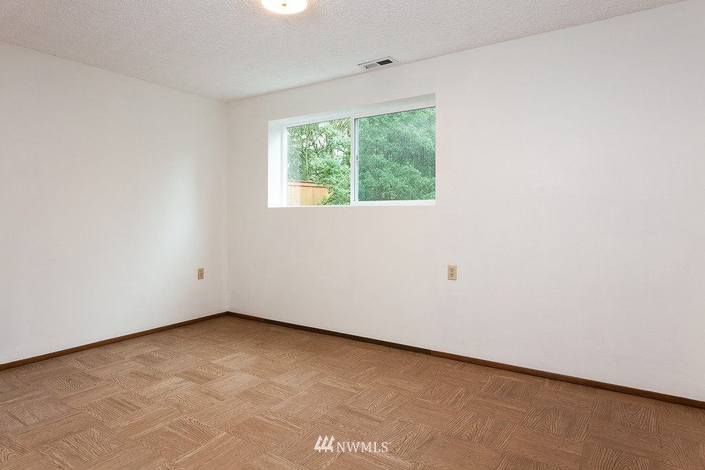 8034 185th Street Southwest Edmonds, WA 98026 - Photo 14 of 16 Gallery Image 14