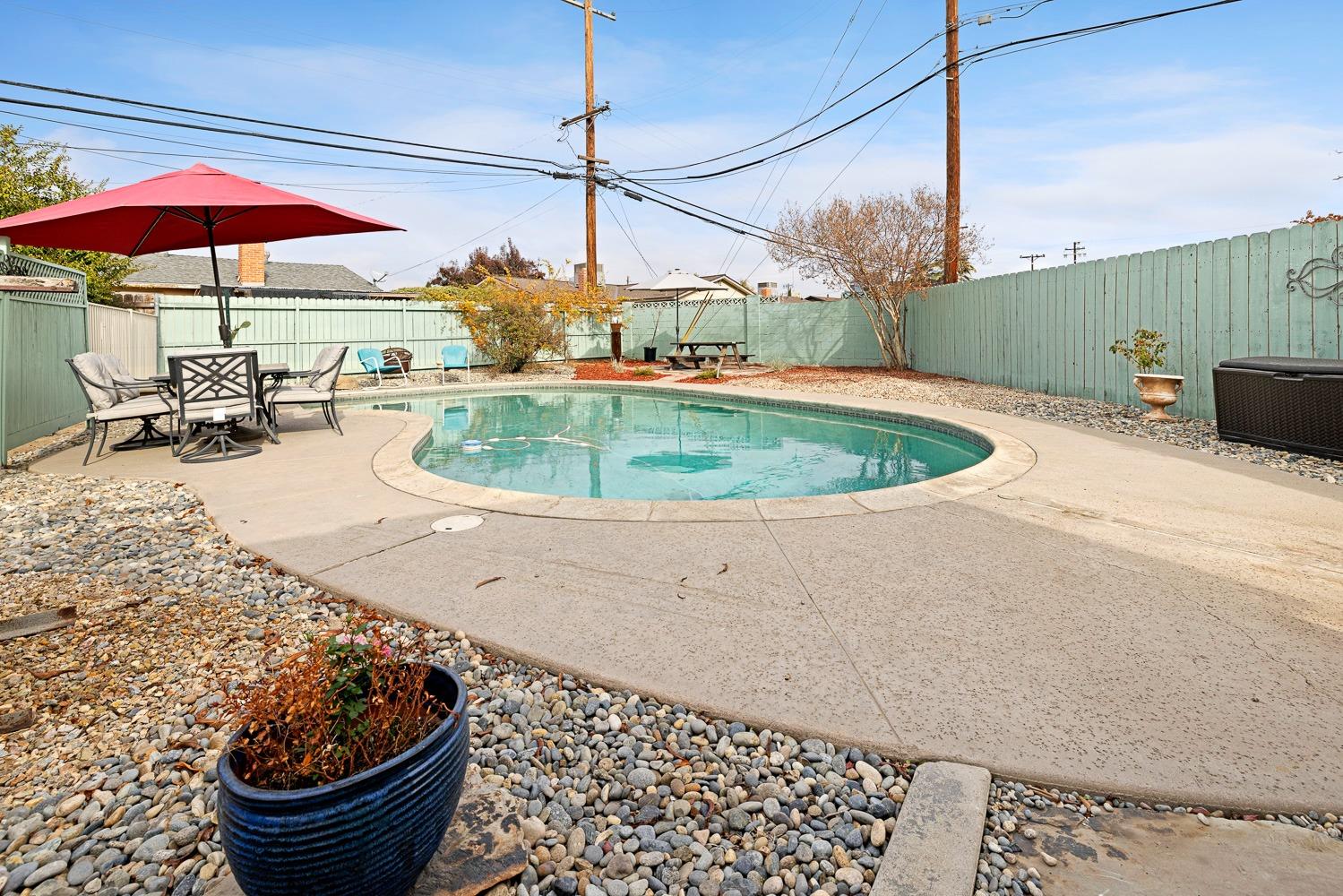 2637 Dewitt Avenue Clovis, CA 93612 - Photo 22 of 25 a view of a patio with a table and chairs under an umbrella
