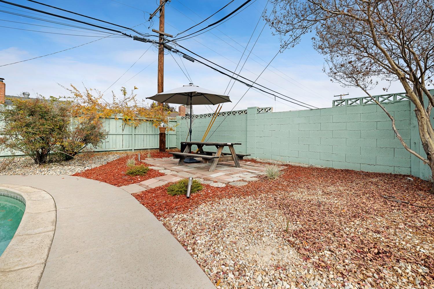 2637 Dewitt Avenue Clovis, CA 93612 - Photo 23 of 25 a backyard of a house with table and chairs