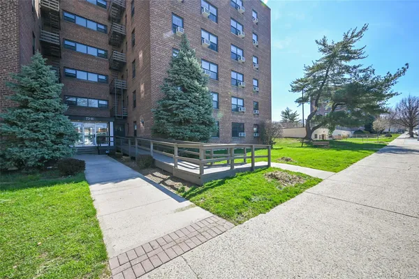 $338,000 | 73-11 Bell Boulevard, Unit 1F | Oakland Gardens