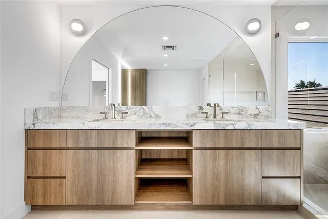 a view of a yard with palm trees