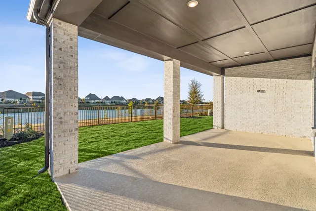 a view of a house with backyard and porch