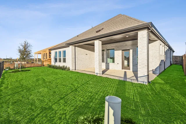 a view of a house with backyard and porch