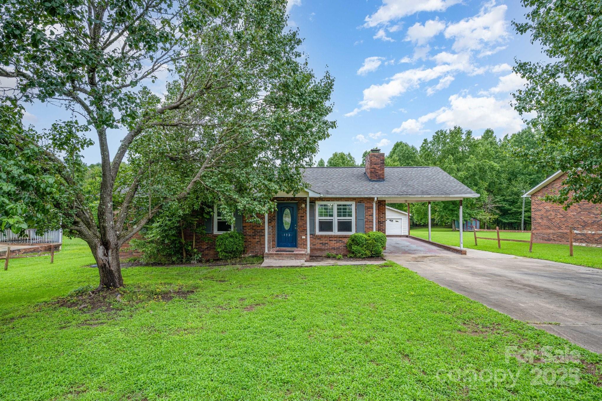 a view of a yard in front of house