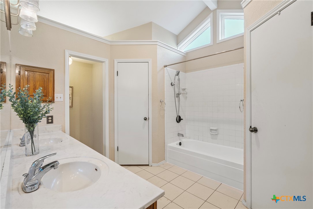 4518 Stagecoach Trail Temple, TX 76502 - Photo 19 of 29 a bathroom with a sink and a bathtub