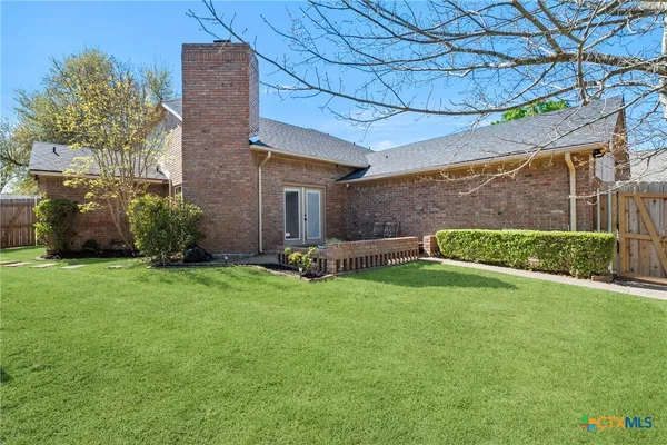 a view of a back yard of the house