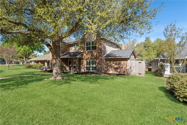 a view of a house with a back yard
