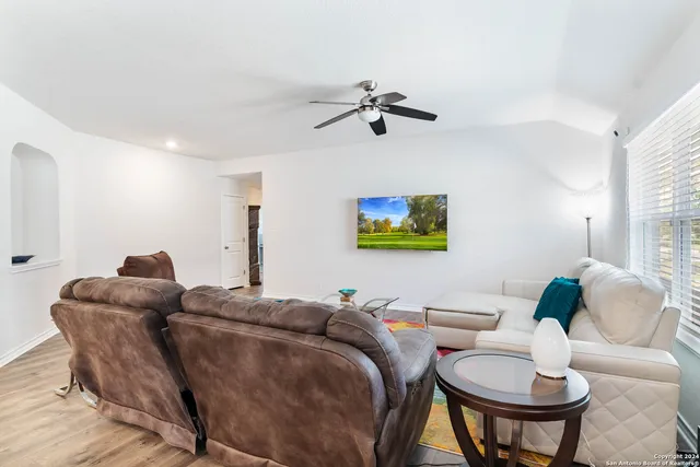 $2,000 | 9606 Tupelo Hollow, San Antonio, TX 78254