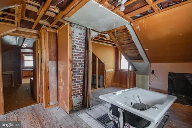 a view of a house with backyard and garden